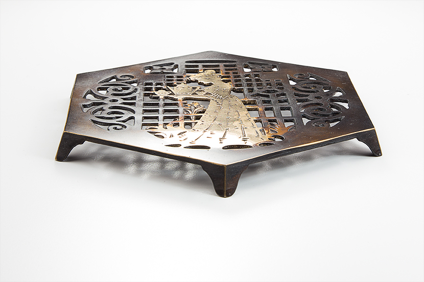 Topf-Untersetzer "Schokoladenmädchen", Bronze Topf-Untersetzer "Schokoladenmädchen", Bronze